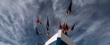 Fishboat - Mavi gökyüzüne karşı kıyıda bir tekne