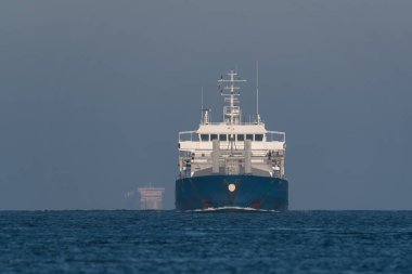 MARITIME TRANSORT - Su yolunda mavi gemi
