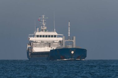MARITIME TRANSORT - Su yolunda mavi gemi