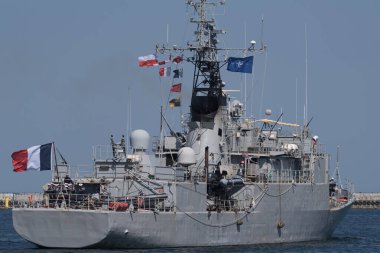 GDYNIA, POLAND - POLAND - 27 Mayıs 2024: Fransız Donanması Corvette FS COMENDANT BLAISON limandan denize yelken açıyor
