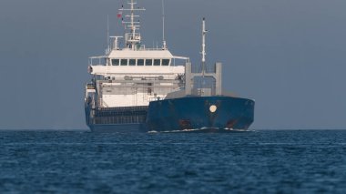 MARITIME TRANSORT - Su yolunda mavi gemi