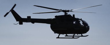 HELICOPTER - Mavi gökyüzüne karşı uçan çok amaçlı makine