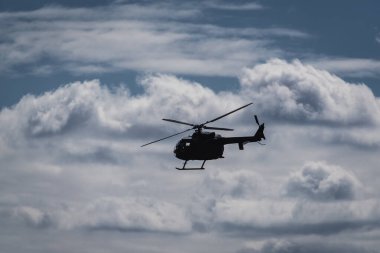 HELICOPTER - Mavi gökyüzüne karşı uçan çok amaçlı makine