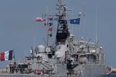 GDYNIA, POLAND - POLAND - 27 Mayıs 2024: Fransız Donanması Corvette FS COMENDANT BLAISON limandan denize yelken açıyor