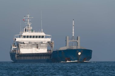 MARITIME TRANSORT - Su yolunda mavi gemi