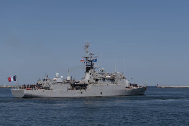 GDYNIA, POLAND - POLAND - 27 Mayıs 2024: Fransız Donanması Corvette FS COMENDANT BLAISON limandan denize yelken açıyor