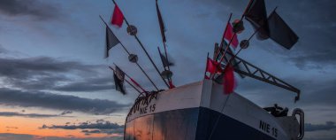 NIECHORZE, BATI POLAND - 27 Eylül 2024: Balıkçı teknesi ve Günbatımı - Deniz kıyısındaki küçük gemiler