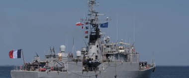 GDYNIA, POLAND - POLAND - 27 Mayıs 2024: Fransız Donanması Corvette FS COMENDANT BLAISON limandan denize yelken açıyor