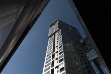 CITYSCAPE - Mavi gökyüzüne karşı modern yüksek bir konut binası