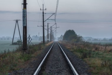 RAILROAD INFRASTRUCTURE - Sisli bir sabah tarlalarda bir demiryolu hattı