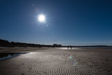 SEA Kıyı - Swinoujscie sahilinde güneşli bir gün
