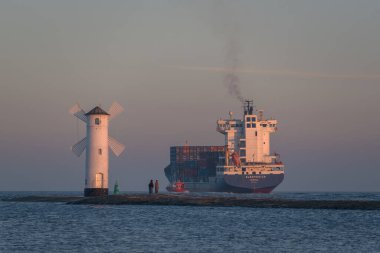 SUÇLU, BATI POLİS - POLAND - 20 HAZİRAN 2025: MARITIME TRANSORT - Konteynır gemisi limandan denize yelken açıyor