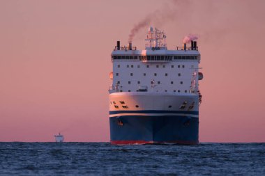 MARITIME TRANSORT - Yolcu / Ro-Ro Kargo gemisi gün batımında denize açılacak