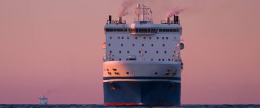 MARITIME TRANSORT - Yolcu / Ro-Ro Kargo gemisi gün batımında denize açılacak