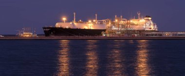 LNG Terminali ve GAS TANKER - Liman iskelesine demirlemiş siyah bir gemi