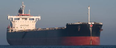 MARITIME TRANSORT - Su yolundaki büyük bir taşıyıcı limana doğru yelken açıyor 