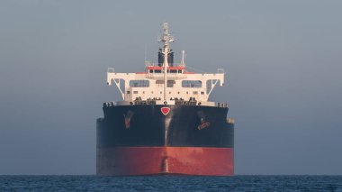 MARITIME TRANSORT - Su yolundaki büyük bir taşıyıcı limana doğru yelken açıyor 