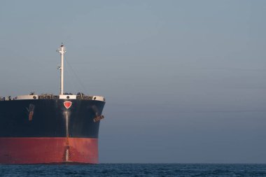 MARITIME TRANSORT - Su yolundaki büyük bir taşıyıcı limana doğru yelken açıyor 