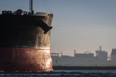 MARITIME TRANSORT - Toplu taşıyıcı arka plandaki gaz terminalinde limana ve LNG tankerine yelken açıyor