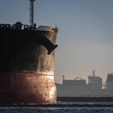 MARITIME TRANSORT - Toplu taşıyıcı arka plandaki gaz terminalinde limana ve LNG tankerine yelken açıyor