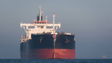 MARITIME TRANSORT - Su yolundaki büyük bir taşıyıcı limana doğru yelken açıyor 