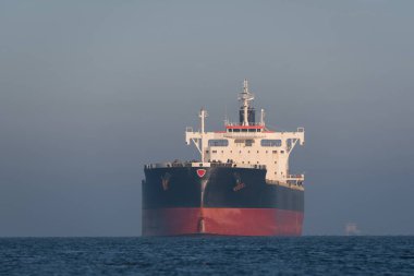 MARITIME TRANSORT - Su yolundaki büyük bir taşıyıcı limana doğru yelken açıyor 