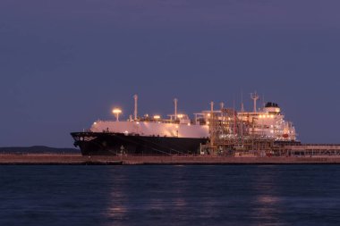 LNG Terminali - Aktarma iskelesinde gaz tankeri