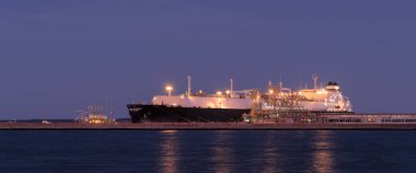 LNG Terminali - Aktarma iskelesinde gaz tankeri