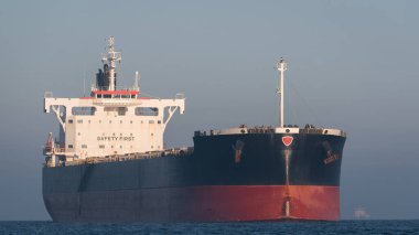MARITIME TRANSORT - Su yolundaki büyük bir taşıyıcı limana doğru yelken açıyor