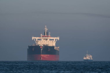 MARITIME TRANSORT - Su yolundaki büyük bir taşıyıcı limana doğru yelken açıyor