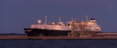 LNG Terminali - Aktarma iskelesinde gaz tankeri