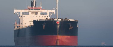 MARITIME TRANSORT - Su yolundaki büyük bir taşıyıcı limana doğru yelken açıyor