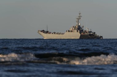 AMPHIBIOUS ASSAULT Gemisi- Bir Polonya Donanma savaş gemisi denizde yelken açıyor