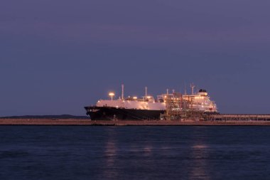 LNG Terminali - Aktarma iskelesinde gaz tankeri
