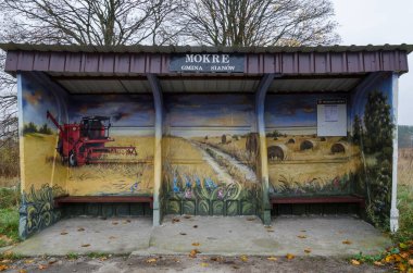 MOKRE, BATI POLAND - NOVEDMBER 09, 2018: İdari bölge SIANOW 'daki MOKRE köyünde bir otobüs durağı