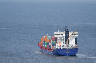 BİRLİK, BATI POLAND - HAZİRAN 04, 2020: bir konteyner gemisi denizde yelken açıyor