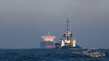 MARITIME TRANSORT - Denizdeki römorkör ve hangar