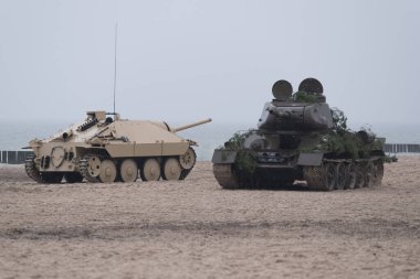 İkinci Dünya Savaşı 'ndan kalma Sovyet ve Alman yapımı zırhlı askeri araçlar deniz kıyısında TANK VE SELF-PROPELD Tabanca