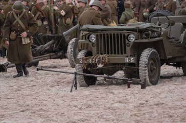 KOLOBRZEG, Batı Pomeranya - POLAND - 16 Mart 2024: 2. Dünya Savaşı 'ndan kalma WILLYS ve Poilsh askerleri