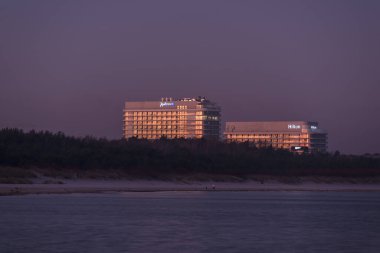 ASKERİ, BATI POLİS - POLAND - 17 Mart 2025: Deniz Kıyı ve Resifler - RADISSON ve HILTON Otelleri