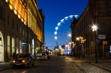 POZNAN - POLAND 10 ARALIK 2019: Noel dekoru içinde şehrin sokaklarında kasvetli bir kış akşamı