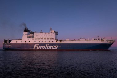 SUÇLU, BATI POLAND - 17 Mart 2025: MARITIME TRANSORT - Yolcu / Ro-Ro Kargo Gemisi gün batımında denize açılacak
