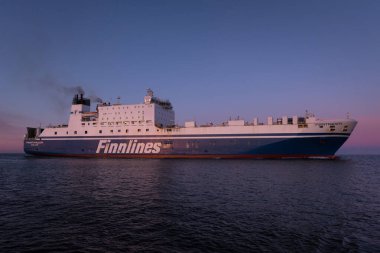 SUÇLU, BATI POLAND - 17 Mart 2025: MARITIME TRANSORT - Yolcu / Ro-Ro Kargo Gemisi gün batımında denize açılacak