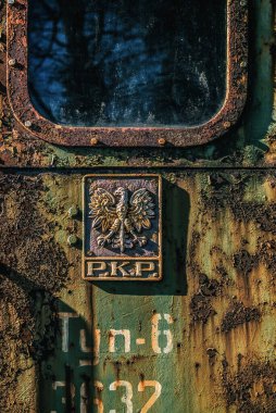 Çok, çok eski STEAM LOCOMotif - Polonya aracının yanında ulusal amblem (beyaz kartal) ile geleneksel işaretleme