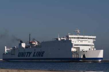SUÇLU, BATI POLAND - 20 HAZİRAN 2025: Yolcu ve araba feribotu limana gider