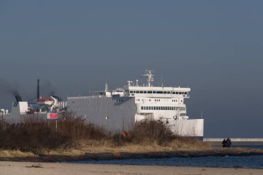 SUÇLU, BATI POLAND - 20 HAZİRAN 2025: Yolcu ve araba feribotu limana gider