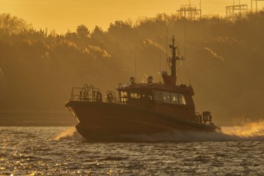 PILOT - Denizdeki gemiye yerel su yolunda bir seyir uzmanıyla birlikte yelken açar