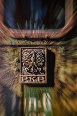 Çok, çok eski STEAM LOCOMotif - Polonya aracının yanında ulusal amblem (beyaz kartal) ile geleneksel işaretleme