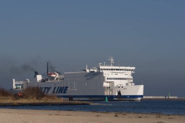 SUÇLU, BATI POLAND - 20 HAZİRAN 2025: Yolcu ve araba feribotu limana gider