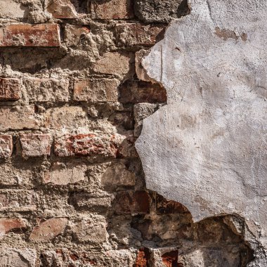 Çok eski bir duvar - Terk edilmiş bir binanın tuğlaları ve alçıları